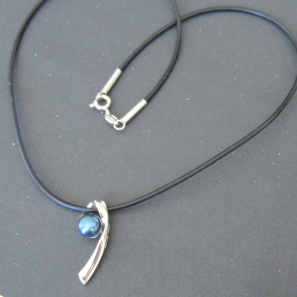 Peacock Pearl and Sterling Silver Pendant on Black Cord - Picture 4 of 10